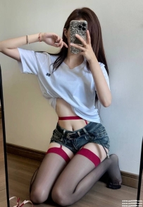 台北尤物正妹：詩蔓 165 46 C 21歲 非常漂亮 美腿 雪白肌膚 A4小腰精 性感迷人 超粉嫩