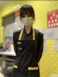 咖啡店可愛店員：露絲155.B.45.21歲 青澀感十足 很聽話 光看臉像十幾歲的小女生