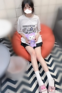 高雄小蘿莉：月兒 155 B 40 19歲 童顏小隻馬學生妹 貼心不趕時間 舌吻 69一定有哦