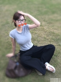 悶騷學姐：琪琪163.D.23歲 大三研究所在讀 每天也都在泡在圖書館比較多